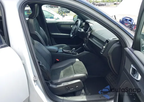 2021 Volvo Xc40 T5 R-Design z USA, uszkodzony, nr VIN YV4162UM8M2467055